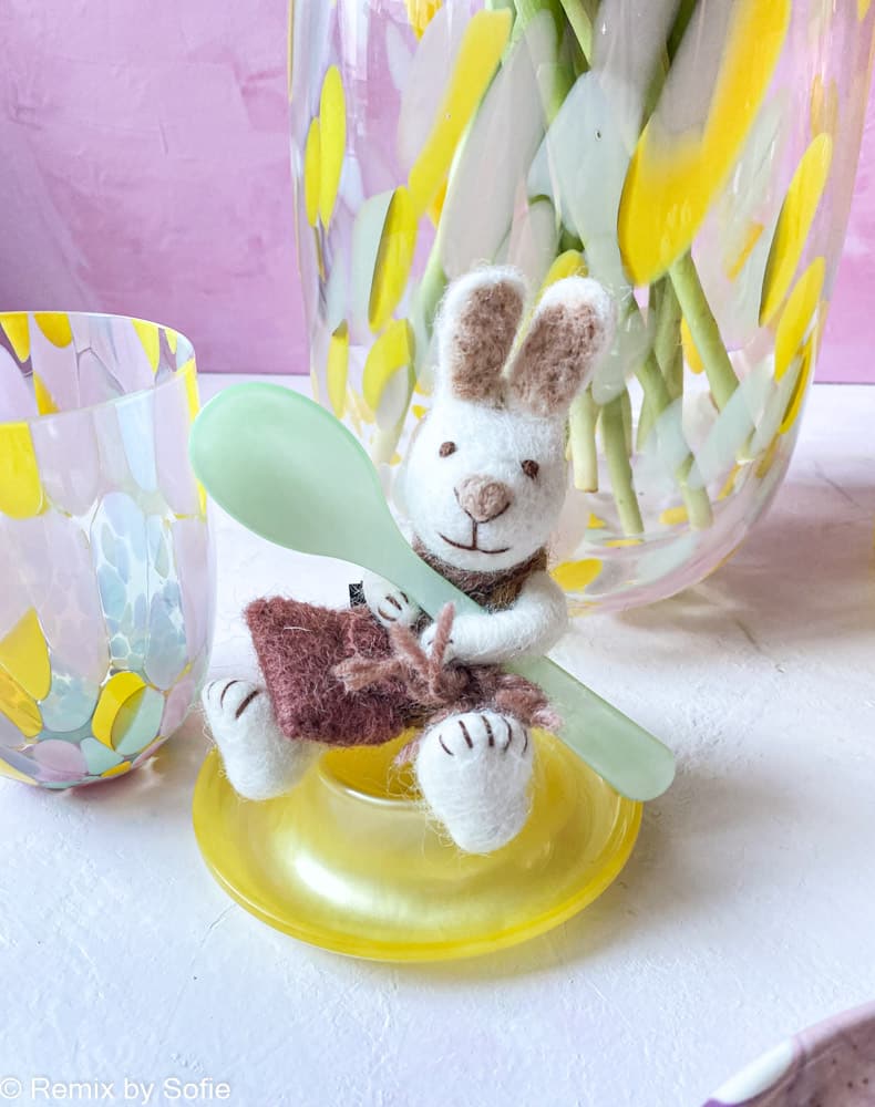 Filz hat mit Hose und blauem Ei, 21312, Osterhase, Hase in weißer Wolle, Topf und Sieb, ein Topf & Sieb, Remix von Sofie, Tischdekorationen, Verzierungen für Äste nachhaltige Dekoration, Bio-Wolle, Osterdekorationen