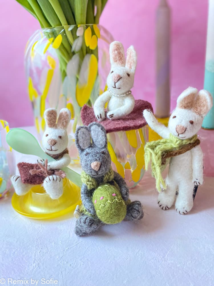 Filzhase, Osterhase, Hase in weißer Wolle, Topf und Sif, ein Topf & Sif, Remix von Sofie, Tischdekoration, Verzierungen für Äste nachhaltige Dekoration, Bio-Wolle, Ostern Dekoration