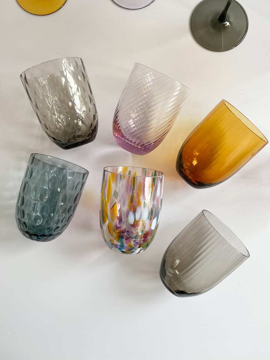 Anna Von Lipa, Remix von Sofie, Anna Von Lipa Glas, Handgeblasenes Glas, Handgeblasenes Glas, Glas, Trinkglas, Wasserglas, farbiges Glas, Mix- und Mattckglas, Mix & Mattckglas, Tumbler, Waweglas, Wirbelglas, Harlekinglas, Spiralglas, Bambusglas, Olivenglas, Tischbezug