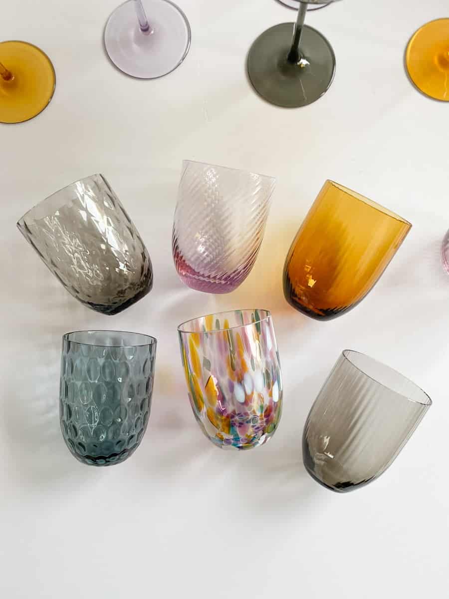 Anna Von Lipa, Remix von Sofie, Anna Von Lipa Glas, Handgeblasenes Glas, Handgeblasenes Glas, Glas, Trinkglas, Wasserglas, farbiges Glas, Mix- und Mattckglas, Mix & Mattckglas, Tumbler, Waweglas, Wirbelglas, Harlekinglas, Spiralglas, Bambusglas, Olivenglas, Tischbezug