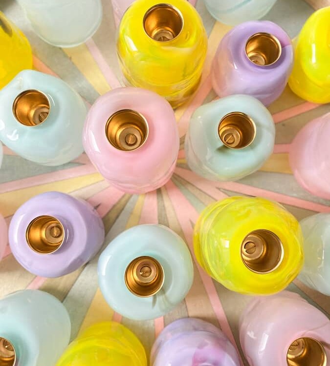 Glasblasen, mundgeblasenes Glas, mundgeblasenes Glas, mundgeblasene Kerzenständer, Kerzenständer aus Glasblasen, Bohrerdeckel, Kerzenständer, runder Kerzenständer, rosa Kerzenständer, gelber Kerzenständer, lila, Kerzenständer