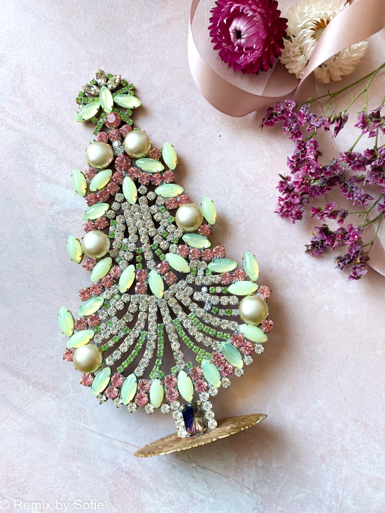 Weihnachtsbäume in Strass, Strass Christbaum, Strassbaum, Weihnachtsbaum in Strass, Weihnachtsbaum in Strass, Weihnachtsbaum in Strassstein, Weihnachtsbaum in Strassstein, Weihnachtsbaum in Strass, Weihnachtsbaum in Strass, Weihnachtsbaum in Strass, Weihnachtsbaum in Strass, Weihnachtsschmuck, Tschechisch Weihnachtsbaum, Remix von sofie,rhinstensjuletræ, Weihnachtsdekorationen, vintage Weihnachten, Weihnachtsbaum aus Tschechien, tschechische Weihnachten
