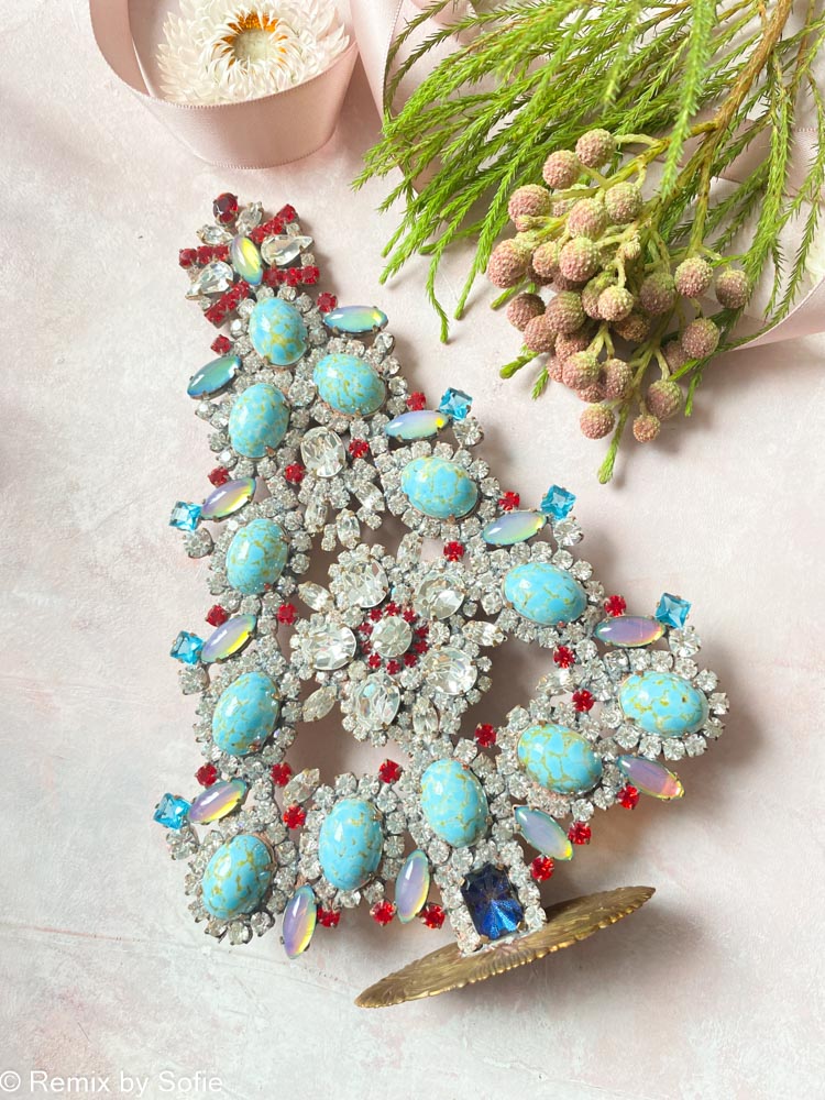 Weihnachtsbäume im Strass, Strass Weihnachtsbaum, Strassbaum, Weihnachtsbaum im Strass, Weihnachtsbaum im Strass, Weihnachtsbaum im Strass, Weihnachtsbaum im Strass, Weihnachtsbaum im Strass, Weihnachtsbaum im Strass, Weihnachtsbaum im Strass, Weihnachtsschmuck, Tschechisch Weihnachtsbaum, Remix von Sofie, Rhinstensjul Baum, Weihnachtsschmuck, vintage Weihnachten, Weihnachtsbaum aus Tschechien, tschechische Weihnachten, Glitter Weihnachten, handgemachte Weihnachtsbäume, Weihnachtsbäume aus Tschechien, Remix von Sofie