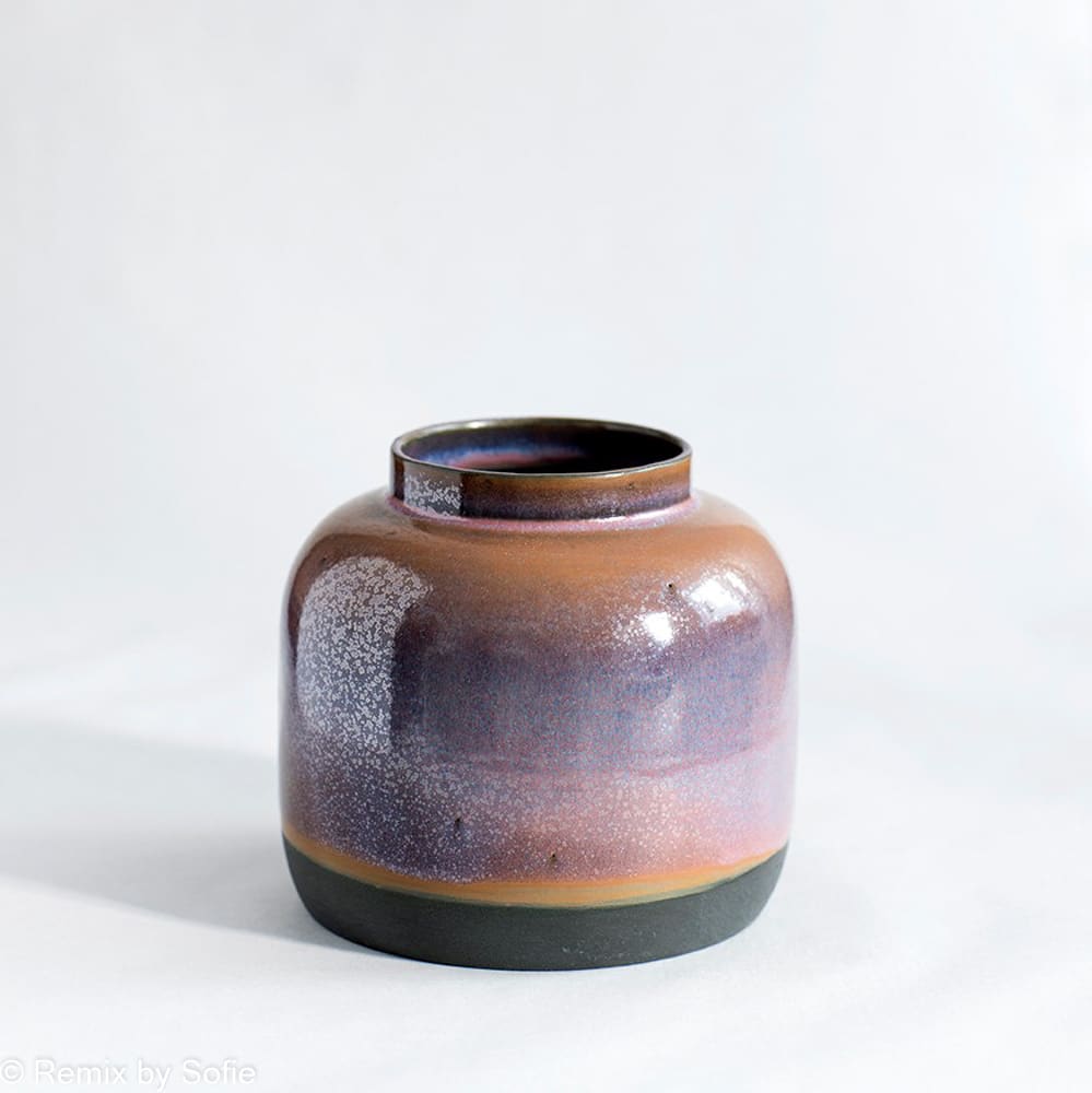 lena pedersen Keramik, Keramikvase, Keramik Blumentopf, Vase in Keramik, Vase in Porzellan, Vase in Farbstoffen, Kristallglasur, Vase in dunklem Ton, Remix von Sofie