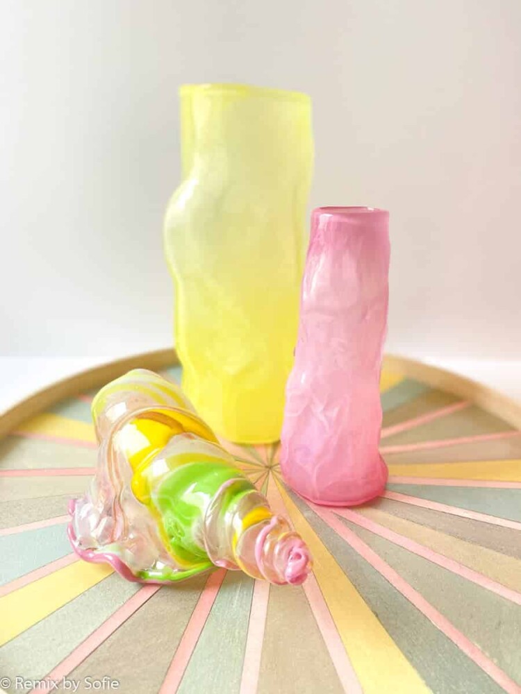 Marie Retpen Vase, Vasen, Blumenvase, mundgeblasenes Glas, blumenmundgeblasene Vase, Lockenvase, Vase in organischer Form, gelockte Vase, Remix von Sofie