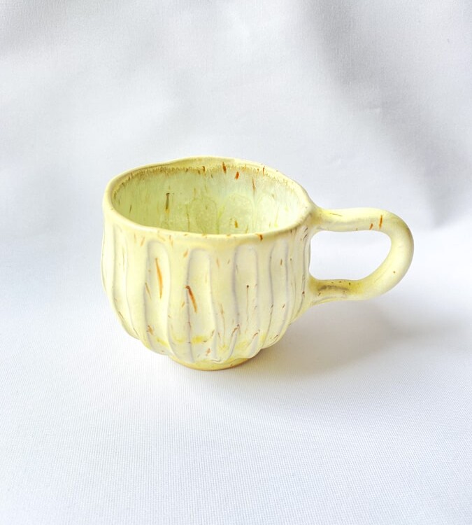 Gemütliche Tasse breite Nuten hellgelb, Tasse in hellgelb, Keramikbecher, Keramikbecher, gelber Becher, Remix von Sofiemia Lindbirk