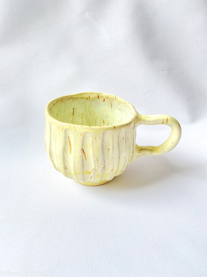 Gemütliche Tasse breite Nuten hellgelb, Tasse in hellgelb, Keramikbecher, Keramikbecher, gelber Becher, Remix von Sofiemia Lindbirk