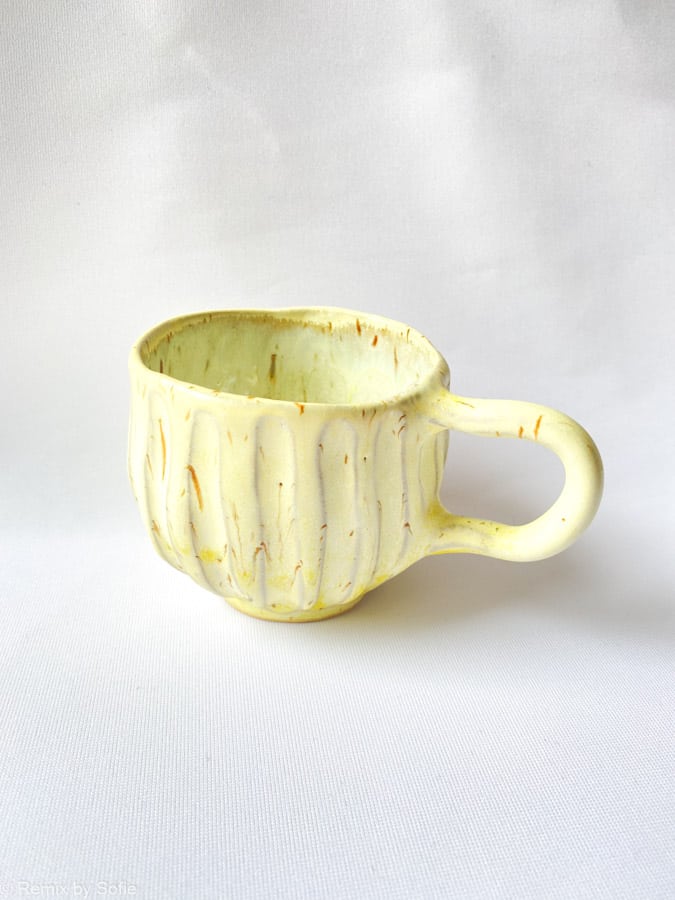 Gemütliche Tasse breite Nuten hellgelb, Tasse in hellgelb, Keramikbecher, Keramikbecher, gelber Becher, Remix von Sofiemia Lindbirk