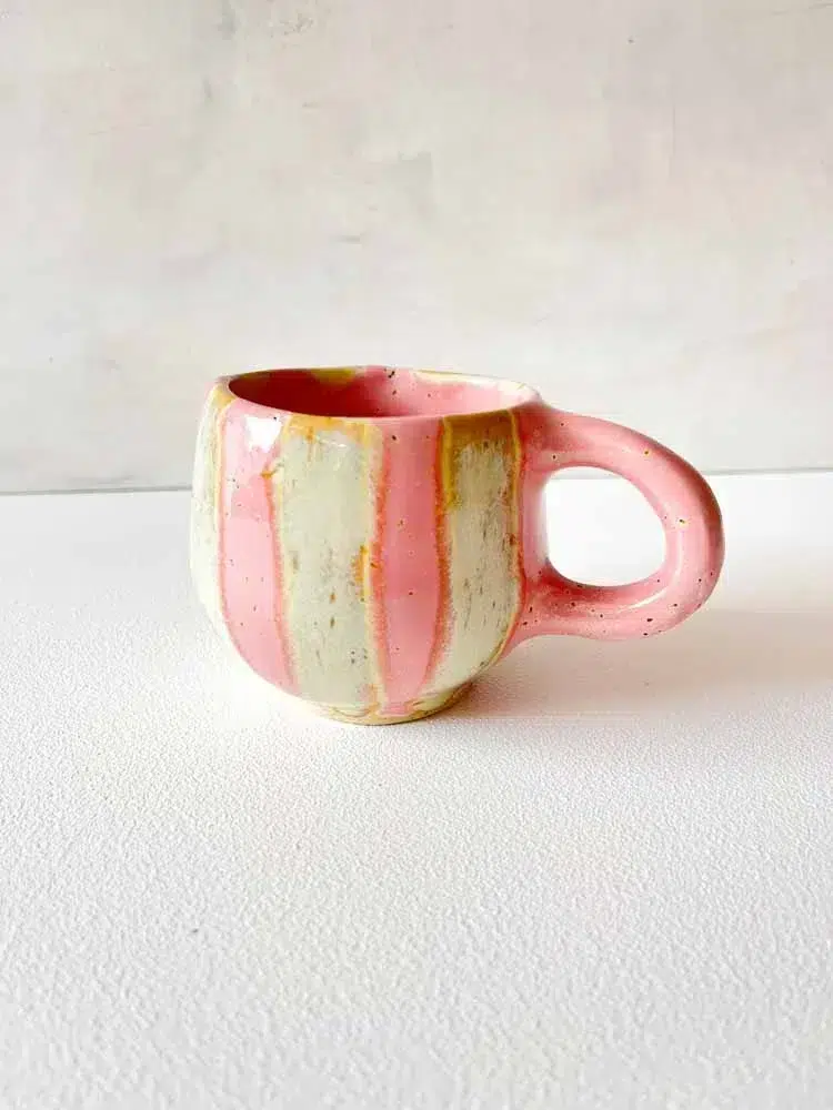 Keramikbecher, Keramikbecher, Keramikbecher, Tasse mit Griff, Tasse ohne Griff, Espressobecher, Cortadobecher, Tasse, Tassen, Remix von Sofie, schöne Tasse breite Rillen hellgelb, Tasse in hellgelb, Keramikbecher, Keramikbecher, gelbe Tasse, Remix von Sofie, mia lindbirk
