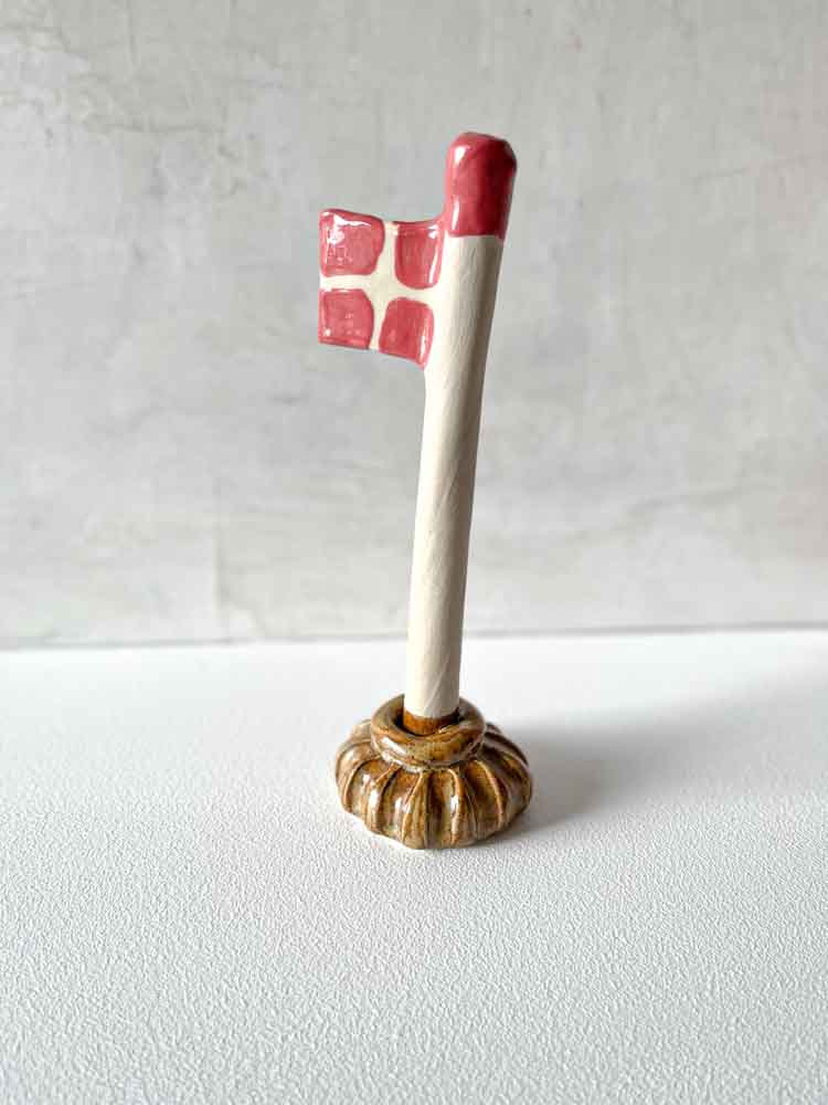 Flagge aus Keramik mit brauner Basis