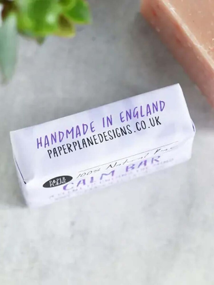 Ruhige Bar mit Lavendel