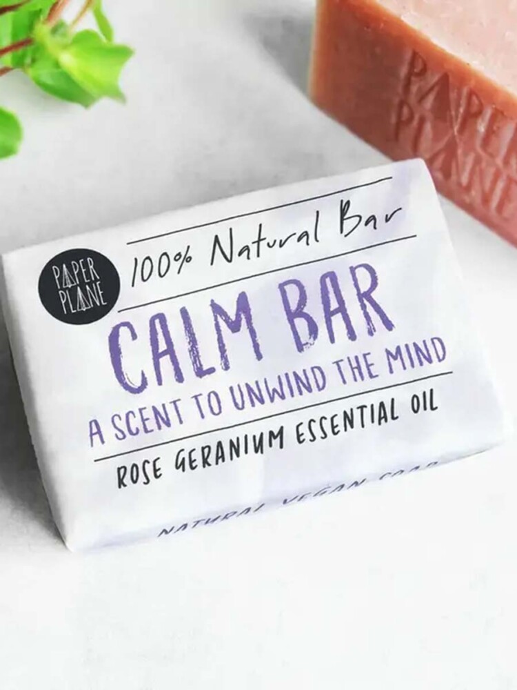 Ruhige Bar mit Lavendel
