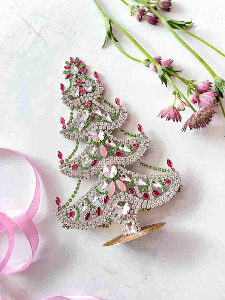 Weihnachtsbäume im Strass, Strass Weihnachtsbaum, Strassbaum, Weihnachtsbaum im Strass, Weihnachtsbaum im Strass, Weihnachtsbaum im Strass, Weihnachtsbaum im Strass, Weihnachtsbaum im Strass, Weihnachtsbaum im Strass, Weihnachtsbaum im Strass, Weihnachtsschmuck, Tschechisch Weihnachtsbaum, Remix von Sofie, Rhinstensjul Baum, Weihnachtsschmuck, vintage Weihnachten, Weihnachtsbaum aus Tschechien, tschechische Weihnachten, Glitter Weihnachten, handgemachte Weihnachtsbäume, Weihnachtsbäume aus Tschechien, Remix von Sofie