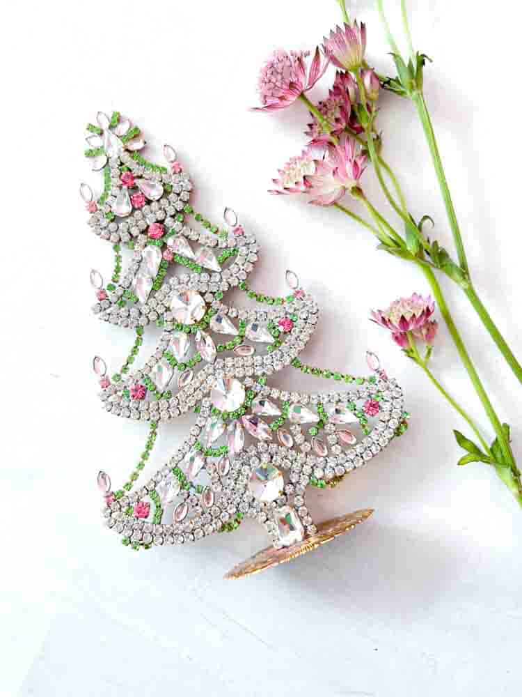 Weihnachtsbäume im Strass, Strass Weihnachtsbaum, Strassbaum, Weihnachtsbaum im Strass, Weihnachtsbaum im Strass, Weihnachtsbaum im Strass, Weihnachtsbaum im Strass, Weihnachtsbaum im Strass, Weihnachtsbaum im Strass, Weihnachtsbaum im Strass, Weihnachtsschmuck, Tschechisch Weihnachtsbaum, Remix von Sofie, Rhinstensjul Baum, Weihnachtsschmuck, vintage Weihnachten, Weihnachtsbaum aus Tschechien, tschechische Weihnachten, Glitter Weihnachten, handgemachte Weihnachtsbäume, Weihnachtsbäume aus Tschechien, Remix von Sofie