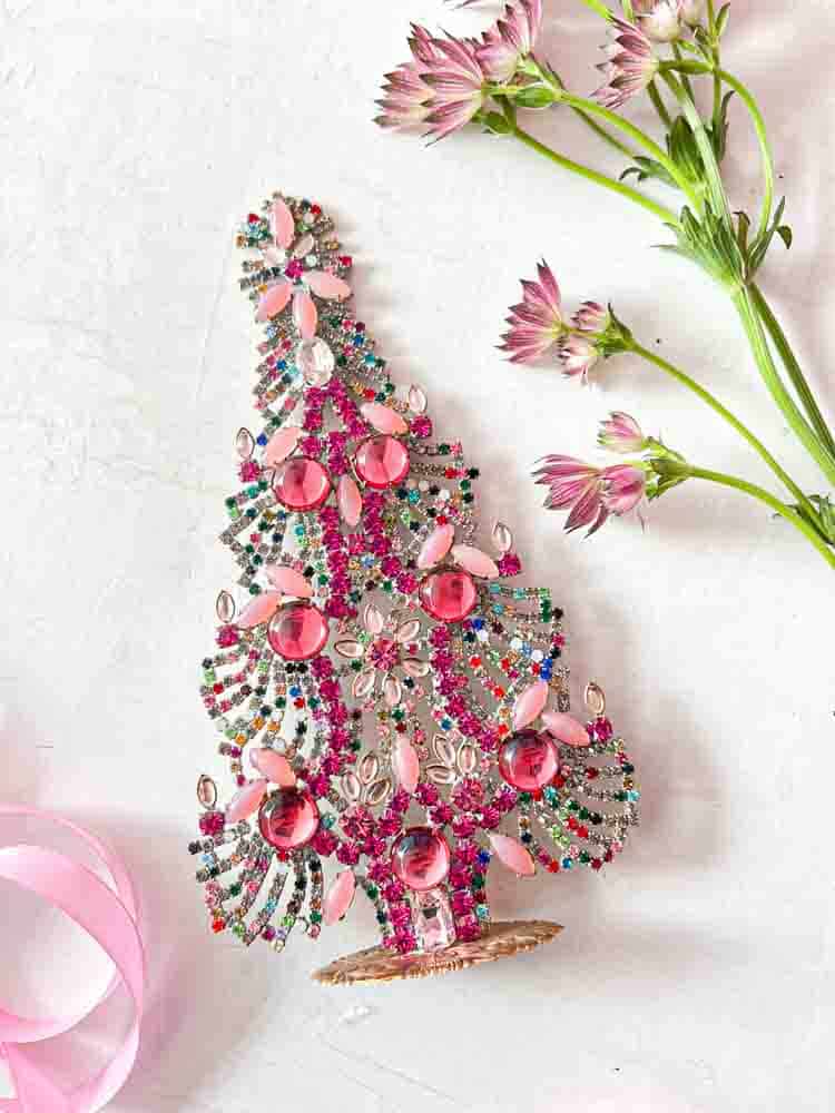 Weihnachtsbäume im Strass, Strass Weihnachtsbaum, Strassbaum, Weihnachtsbaum im Strass, Weihnachtsbaum im Strass, Weihnachtsbaum im Strass, Weihnachtsbaum im Strass, Weihnachtsbaum im Strass, Weihnachtsbaum im Strass, Weihnachtsbaum im Strass, Weihnachtsschmuck, Tschechisch Weihnachtsbaum, Remix von Sofie, Rhinstensjul Baum, Weihnachtsschmuck, vintage Weihnachten, Weihnachtsbaum aus Tschechien, tschechische Weihnachten, Glitter Weihnachten, handgemachte Weihnachtsbäume, Weihnachtsbäume aus Tschechien, Remix von Sofie