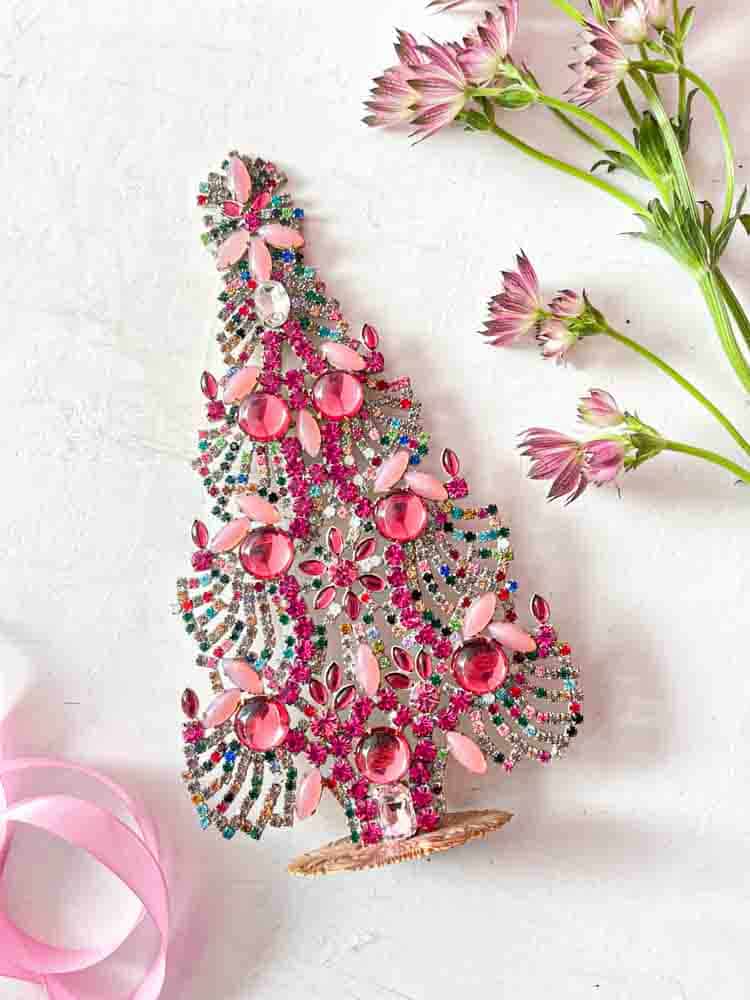 Weihnachtsbäume im Strass, Strass Weihnachtsbaum, Strassbaum, Weihnachtsbaum im Strass, Weihnachtsbaum im Strass, Weihnachtsbaum im Strass, Weihnachtsbaum im Strass, Weihnachtsbaum im Strass, Weihnachtsbaum im Strass, Weihnachtsbaum im Strass, Weihnachtsschmuck, Tschechisch Weihnachtsbaum, Remix von Sofie, Rhinstensjul Baum, Weihnachtsschmuck, vintage Weihnachten, Weihnachtsbaum aus Tschechien, tschechische Weihnachten, Glitter Weihnachten, handgemachte Weihnachtsbäume, Weihnachtsbäume aus Tschechien, Remix von Sofie
