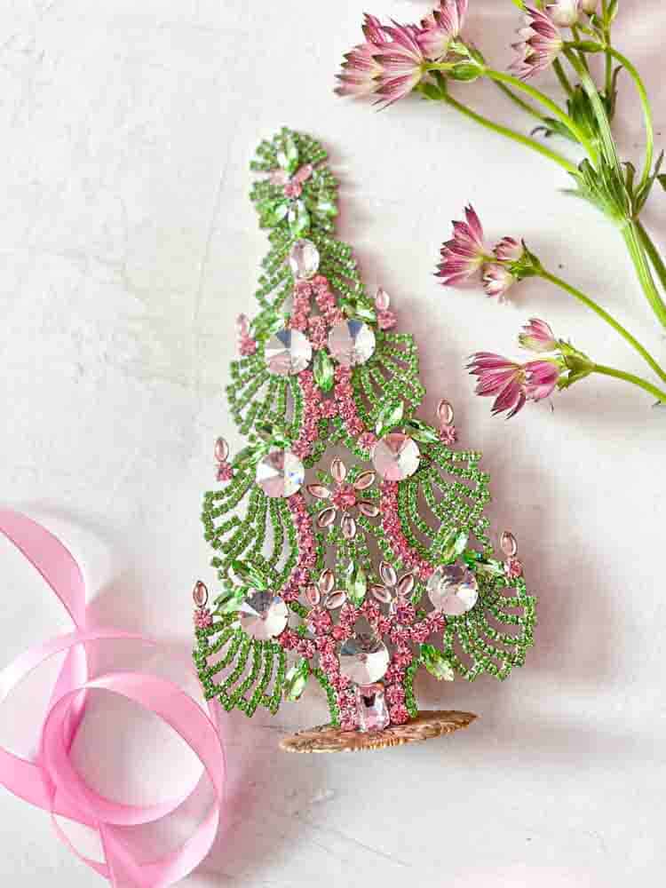 Weihnachtsbäume im Strass, Strass Weihnachtsbaum, Strassbaum, Weihnachtsbaum im Strass, Weihnachtsbaum im Strass, Weihnachtsbaum im Strass, Weihnachtsbaum im Strass, Weihnachtsbaum im Strass, Weihnachtsbaum im Strass, Weihnachtsbaum im Strass, Weihnachtsschmuck, Tschechisch Weihnachtsbaum, Remix von Sofie, Rhinstensjul Baum, Weihnachtsschmuck, vintage Weihnachten, Weihnachtsbaum aus Tschechien, tschechische Weihnachten, Glitter Weihnachten, handgemachte Weihnachtsbäume, Weihnachtsbäume aus Tschechien, Remix von Sofie
