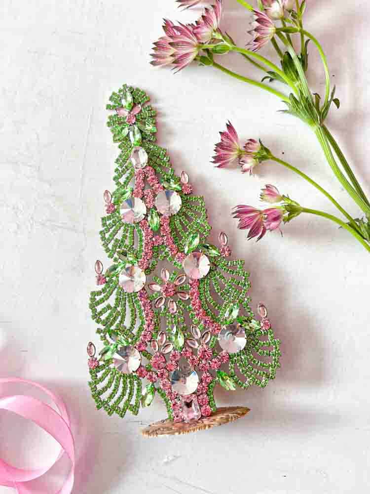 Weihnachtsbäume im Strass, Strass Weihnachtsbaum, Strassbaum, Weihnachtsbaum im Strass, Weihnachtsbaum im Strass, Weihnachtsbaum im Strass, Weihnachtsbaum im Strass, Weihnachtsbaum im Strass, Weihnachtsbaum im Strass, Weihnachtsbaum im Strass, Weihnachtsschmuck, Tschechisch Weihnachtsbaum, Remix von Sofie, Rhinstensjul Baum, Weihnachtsschmuck, vintage Weihnachten, Weihnachtsbaum aus Tschechien, tschechische Weihnachten, Glitter Weihnachten, handgemachte Weihnachtsbäume, Weihnachtsbäume aus Tschechien, Remix von Sofie