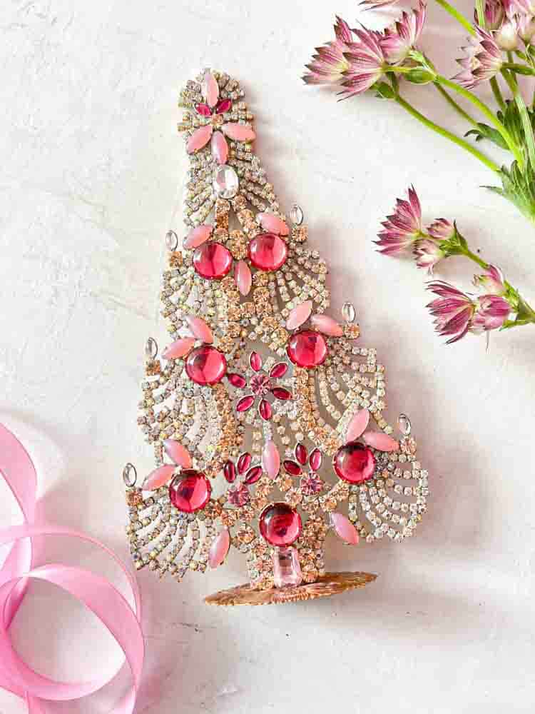 Weihnachtsbäume im Strass, Strass Weihnachtsbaum, Strassbaum, Weihnachtsbaum im Strass, Weihnachtsbaum im Strass, Weihnachtsbaum im Strass, Weihnachtsbaum im Strass, Weihnachtsbaum im Strass, Weihnachtsbaum im Strass, Weihnachtsbaum im Strass, Weihnachtsschmuck, Tschechisch Weihnachtsbaum, Remix von Sofie, Rhinstensjul Baum, Weihnachtsschmuck, vintage Weihnachten, Weihnachtsbaum aus Tschechien, tschechische Weihnachten, Glitter Weihnachten, handgemachte Weihnachtsbäume, Weihnachtsbäume aus Tschechien, Remix von Sofie