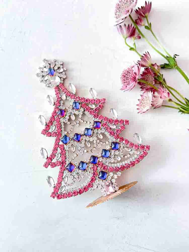 Weihnachtsbäume im Strass, Strass Weihnachtsbaum, Strassbaum, Weihnachtsbaum im Strass, Weihnachtsbaum im Strass, Weihnachtsbaum im Strass, Weihnachtsbaum im Strass, Weihnachtsbaum im Strass, Weihnachtsbaum im Strass, Weihnachtsbaum im Strass, Weihnachtsschmuck, Tschechisch Weihnachtsbaum, Remix von Sofie, Rhinstensjul Baum, Weihnachtsschmuck, vintage Weihnachten, Weihnachtsbaum aus Tschechien, tschechische Weihnachten, Glitter Weihnachten, handgemachte Weihnachtsbäume, Weihnachtsbäume aus Tschechien, Remix von Sofie