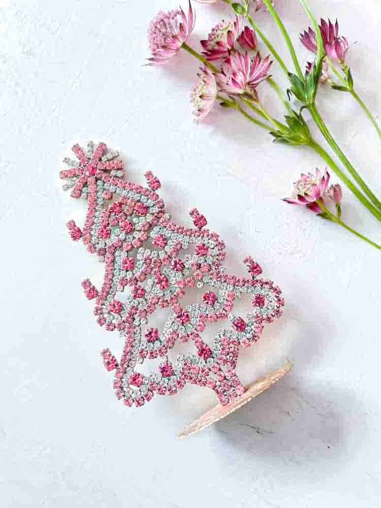 Weihnachtsbäume im Strass, Strass Weihnachtsbaum, Strassbaum, Weihnachtsbaum im Strass, Weihnachtsbaum im Strass, Weihnachtsbaum im Strass, Weihnachtsbaum im Strass, Weihnachtsbaum im Strass, Weihnachtsbaum im Strass, Weihnachtsbaum im Strass, Weihnachtsschmuck, Tschechisch Weihnachtsbaum, Remix von Sofie, Rhinstensjul Baum, Weihnachtsschmuck, vintage Weihnachten, Weihnachtsbaum aus Tschechien, tschechische Weihnachten, Glitter Weihnachten, handgemachte Weihnachtsbäume, Weihnachtsbäume aus Tschechien, Remix von Sofie