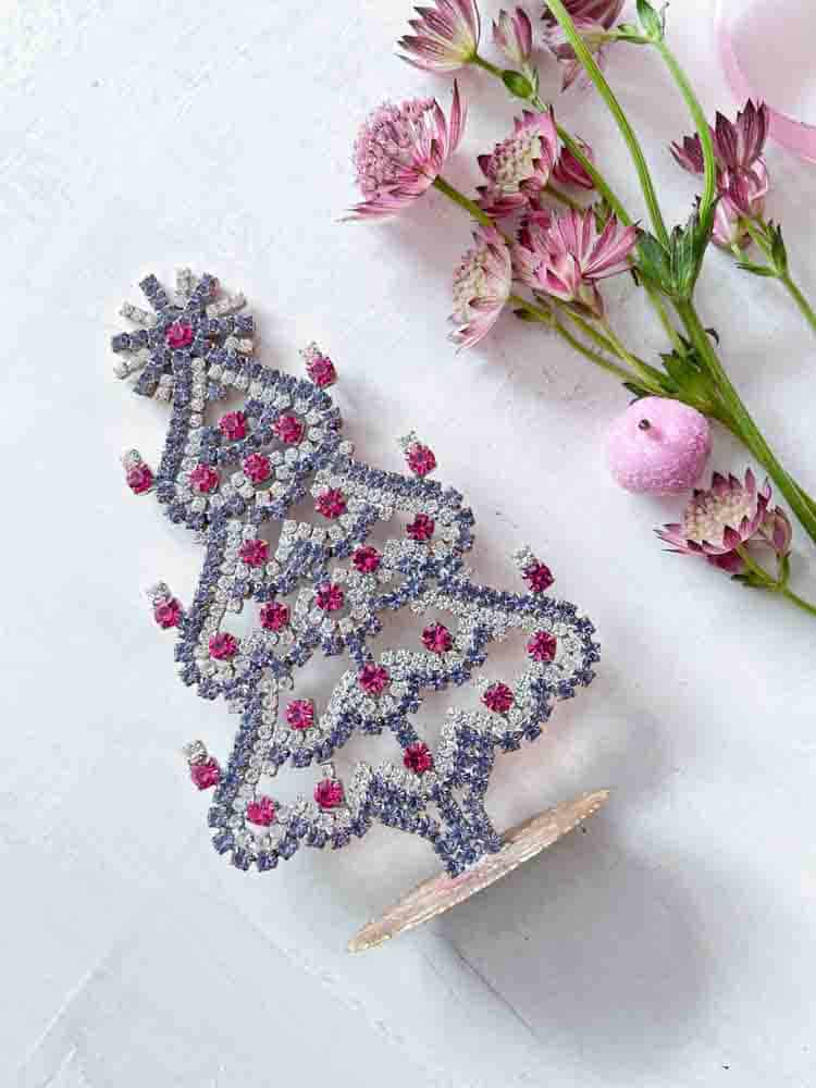 Weihnachtsbäume im Strass, Strass Weihnachtsbaum, Strassbaum, Weihnachtsbaum im Strass, Weihnachtsbaum im Strass, Weihnachtsbaum im Strass, Weihnachtsbaum im Strass, Weihnachtsbaum im Strass, Weihnachtsbaum im Strass, Weihnachtsbaum im Strass, Weihnachtsschmuck, Tschechisch Weihnachtsbaum, Remix von Sofie, Rhinstensjul Baum, Weihnachtsschmuck, vintage Weihnachten, Weihnachtsbaum aus Tschechien, tschechische Weihnachten, Glitter Weihnachten, handgemachte Weihnachtsbäume, Weihnachtsbäume aus Tschechien, Remix von Sofie