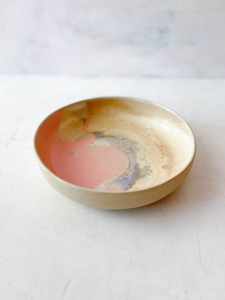 Handgemachte Tiefe Platte aus Keramik in rosa