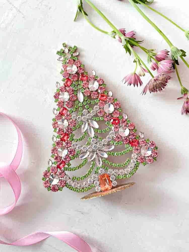 Weihnachtsbäume im Strass, Strass Weihnachtsbaum, Strassbaum, Weihnachtsbaum im Strass, Weihnachtsbaum im Strass, Weihnachtsbaum im Strass, Weihnachtsbaum im Strass, Weihnachtsbaum im Strass, Weihnachtsbaum im Strass, Weihnachtsbaum im Strass, Weihnachtsschmuck, Tschechisch Weihnachtsbaum, Remix von Sofie, Rhinstensjul Baum, Weihnachtsschmuck, vintage Weihnachten, Weihnachtsbaum aus Tschechien, tschechische Weihnachten, Glitter Weihnachten, handgemachte Weihnachtsbäume, Weihnachtsbäume aus Tschechien, Remix von Sofie