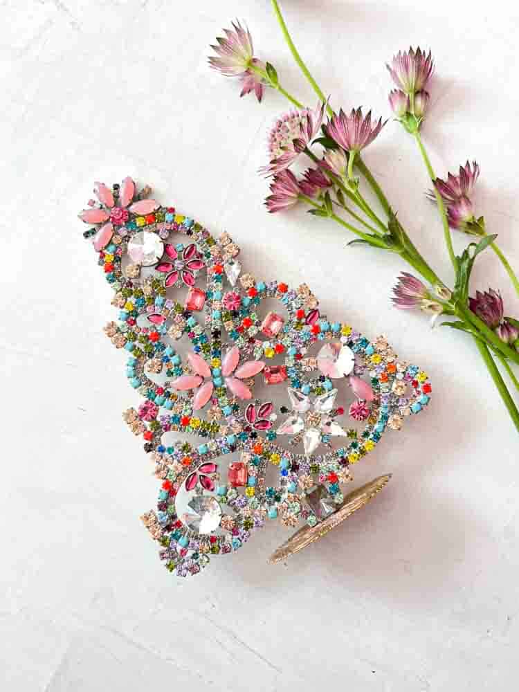 Weihnachtsbäume im Strass, Strass Weihnachtsbaum, Strassbaum, Weihnachtsbaum im Strass, Weihnachtsbaum im Strass, Weihnachtsbaum im Strass, Weihnachtsbaum im Strass, Weihnachtsbaum im Strass, Weihnachtsbaum im Strass, Weihnachtsbaum im Strass, Weihnachtsschmuck, Tschechisch Weihnachtsbaum, Remix von Sofie, Rhinstensjul Baum, Weihnachtsschmuck, vintage Weihnachten, Weihnachtsbaum aus Tschechien, tschechische Weihnachten, Glitter Weihnachten, handgemachte Weihnachtsbäume, Weihnachtsbäume aus Tschechien, Remix von Sofie