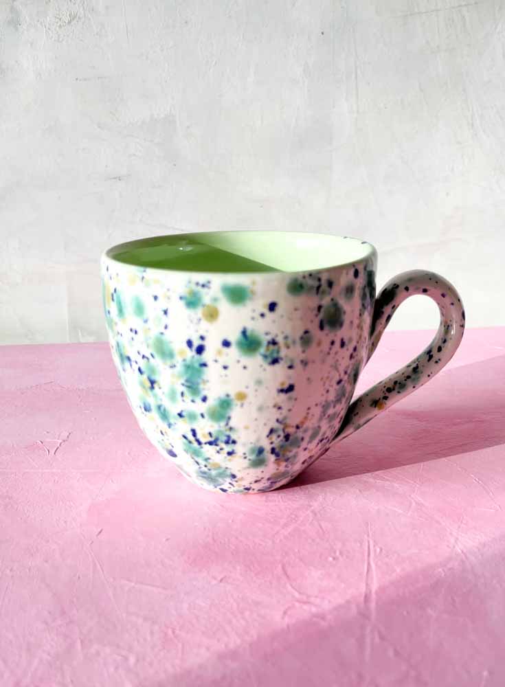 Keramikbecher mit Griff in weiß mit Spritzer