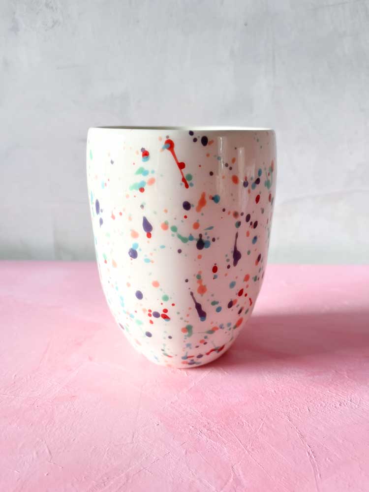 Keramikbecher mit Spritzer