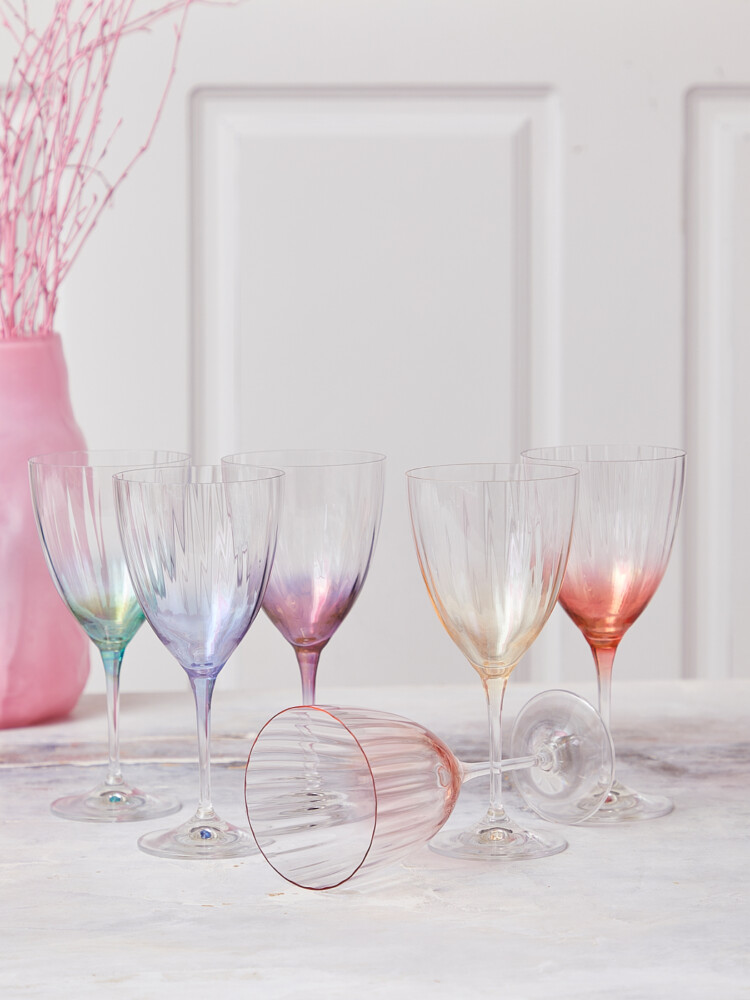 6 Kate Rotweingläser in gemischten Farben.