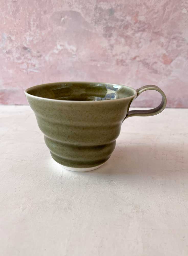 rikke mangelsen Keramik, Porzellantasse Oliven, Kaffeetasse, Tasse, Pastelltasse, Kaffeetasse, Teetasse, handgemachte Keramik, Tassen mit Griff, in Denmark hergestellt, dänisches Design, Remix von Sofie, Bohrdeckel