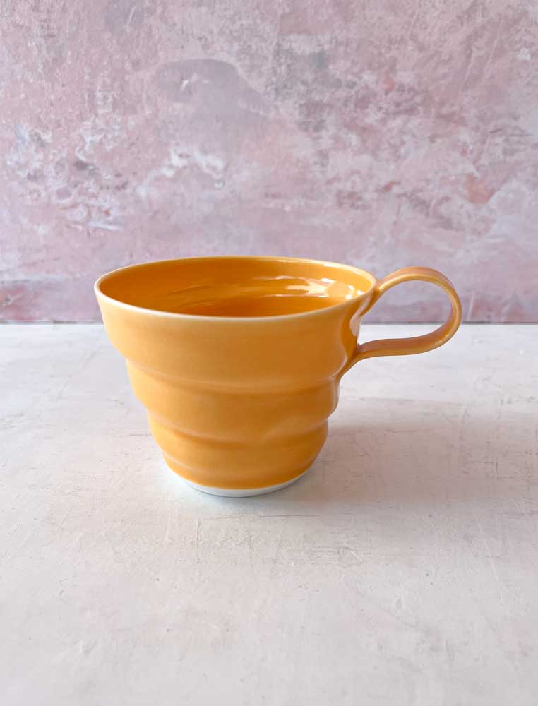 rikke mangelsen Keramik, Porzellantasse in Orange, Kaffeetasse, Tasse, Pastelltasse, Kaffeetasse, Teetasse, handgemachte Keramik, Tassen mit Griff, in Denmark, dänisches Design, Remix von Sofie, Bohrdeckel