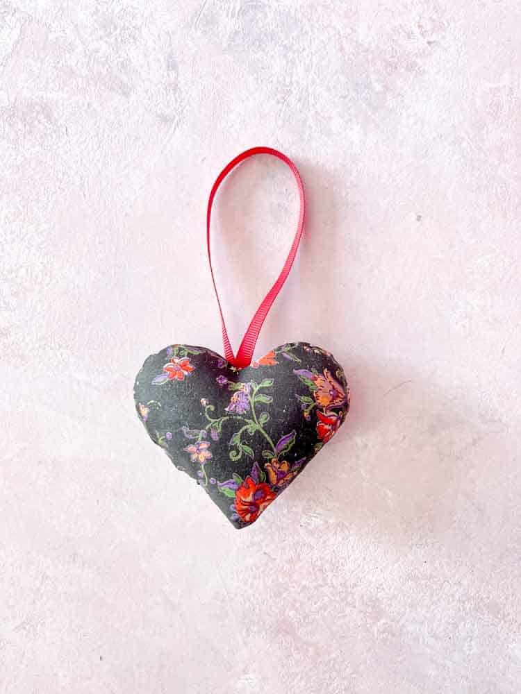 Seidenherz, Sissel adligbo, Weihnachtsdekorationen, Seide Weihnachtsdekorationen, Ornamente von Saris, indische Weihnachtsdekorationen, Seidenherz, genbryúgs Ornamente, Nachhaltigkeit, Remix von Sofie