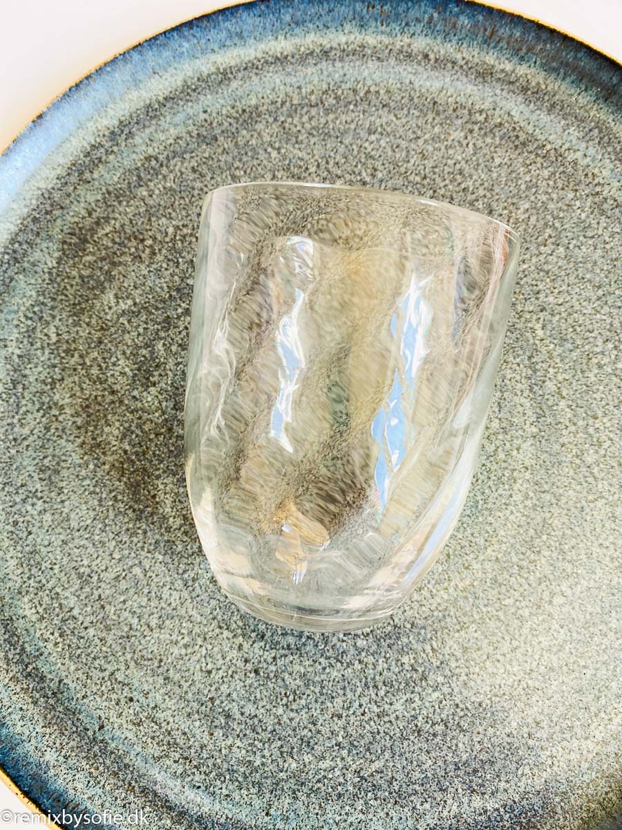 Anna von Lipa wirbelt Glas in klarem Zustand