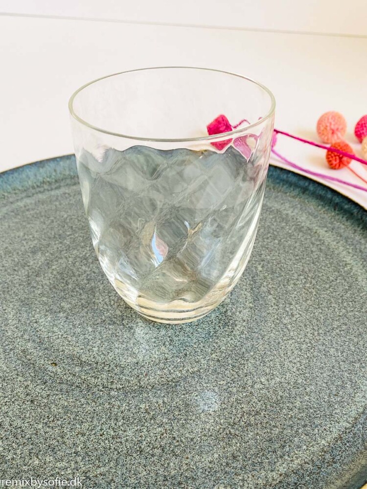 Anna von Lipa wirbelt Glas in klarem Zustand