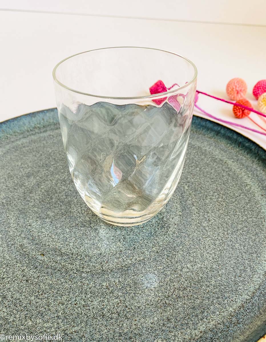 Anna von Lipa wirbelt Glas in klarem Zustand