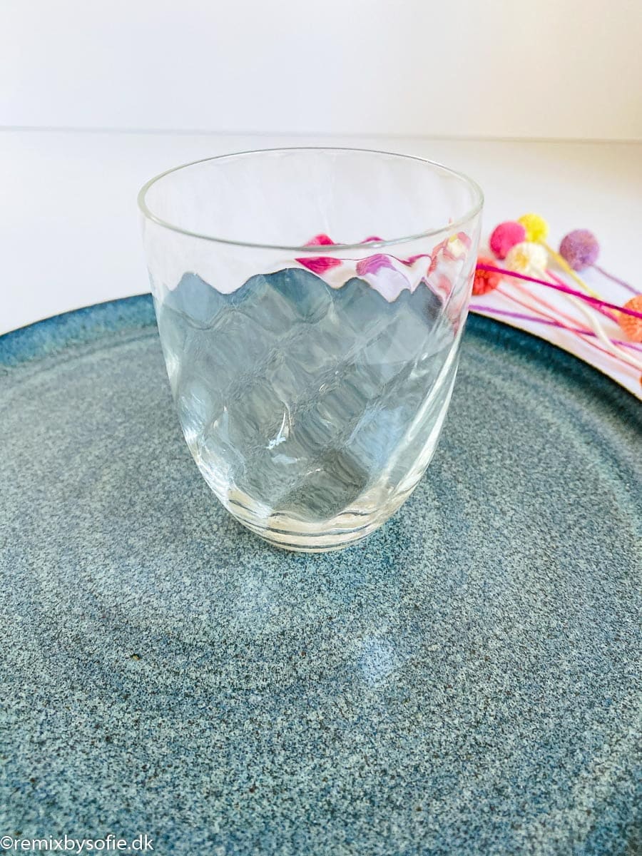 Anna von Lipa wirbelt Glas in klarem Zustand