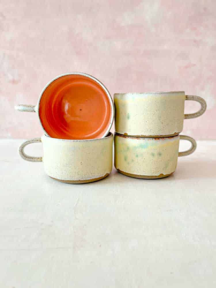 Keramikbecher, Keramikbecher, Tassen, handgemachte Keramik, handgedrehte Keramik, Thilde graulund Keramik, Remix von Sofie, Tischeinstellung, Heiminterieur, Keramik