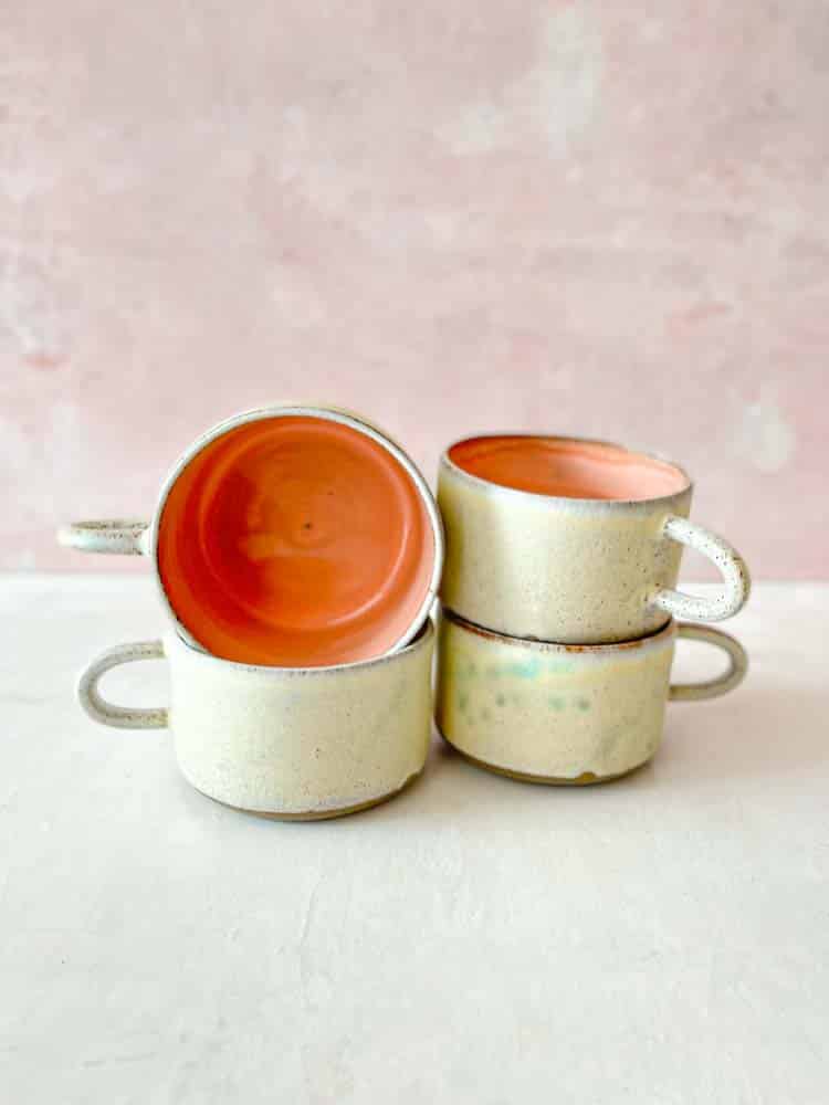 Keramikbecher, Keramikbecher, Tassen, handgemachte Keramik, handgedrehte Keramik, Thilde graulund Keramik, Remix von Sofie, Tischeinstellung, Heiminterieur, Keramik