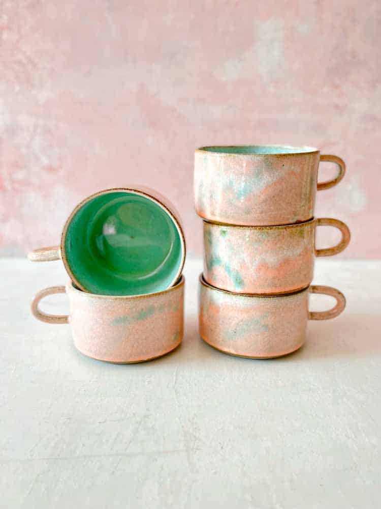 Keramikbecher, Keramikbecher, Tassen, handgemachte Keramik, handgedrehte Keramik, Thilde graulund Keramik, Remix von Sofie, Tischeinstellung, Heiminterieur, Keramik
