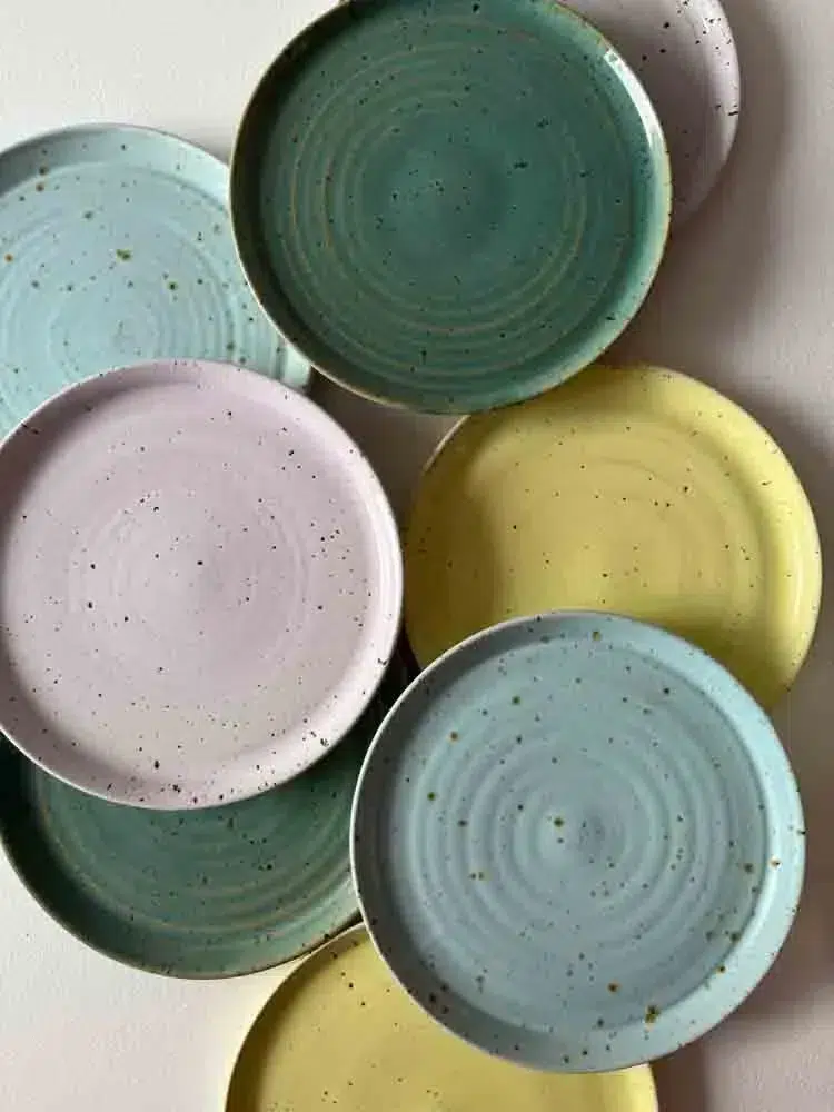 Teller, Frühstücksteller, Dessertteller, Teller, handgedrehte Platte, handgemachte Keramik, Keramikplatten, Keramikplatten, Remix von Sofie, Tischeinstellung, Trine lise Keramik, Trine lise Keramik