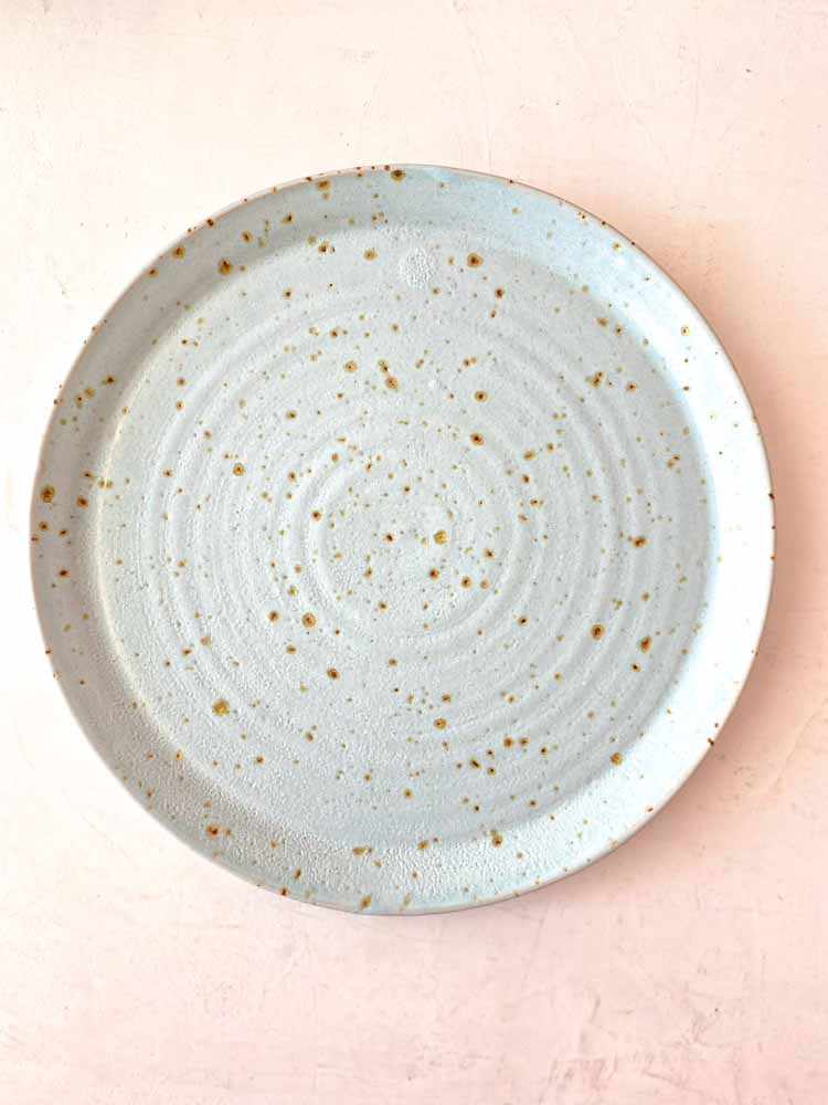 Teller, Frühstücksteller, Dessertteller, Teller, handgedrehte Platte, handgemachte Keramik, Keramikplatten, Keramikplatten, Remix von Sofie, Tischeinstellung, Trine lise Keramik, Trine lise Keramik
