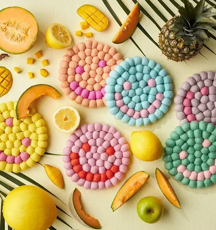 Tischdecken aus Wolle mit Smileys in Pastellfarben von Aveva