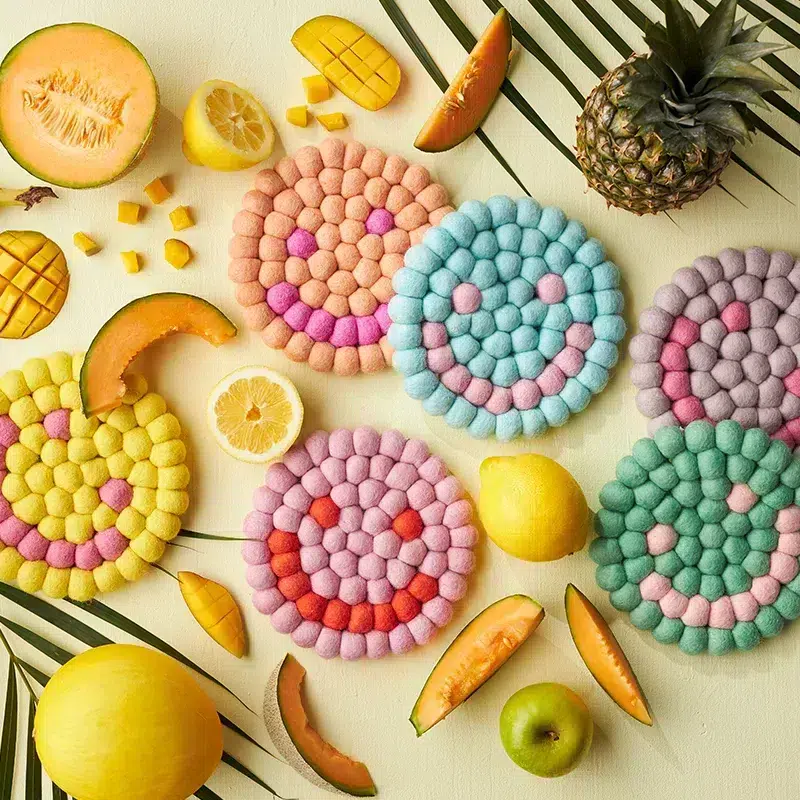 Tischdecken aus Wolle mit Smileys in Pastellfarben von Aveva