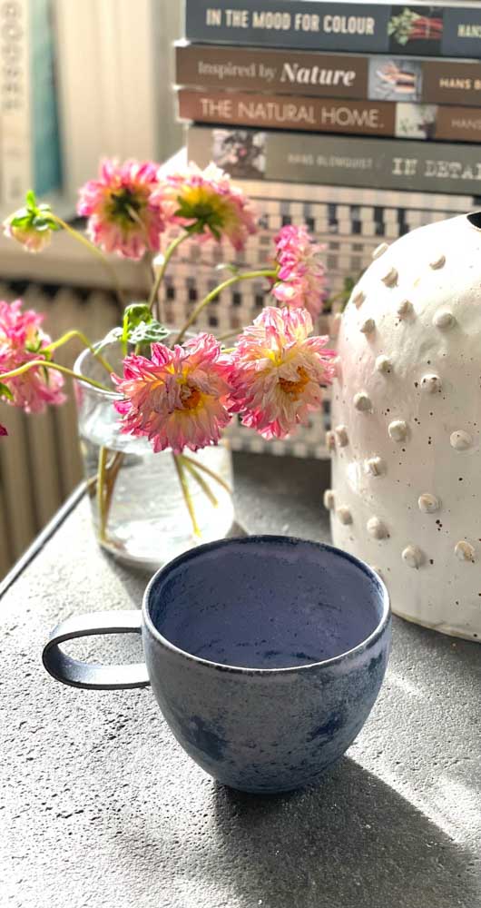 Keramikbecher mit Griff in blau lila