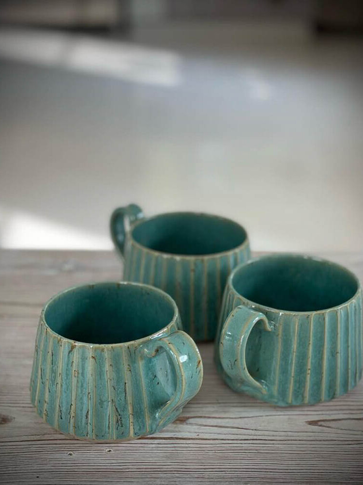 gerillte Keramik Tasse mit Griff in grün