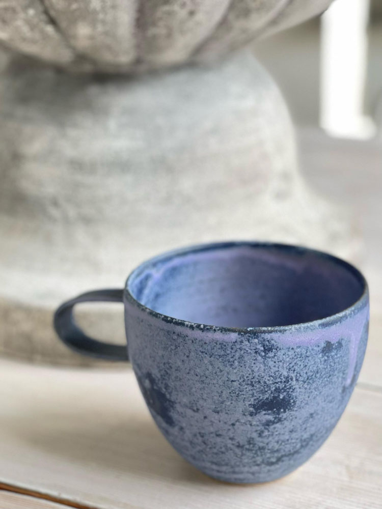 Blaue Keramik Tasse aus trinem Spitze Keramik
