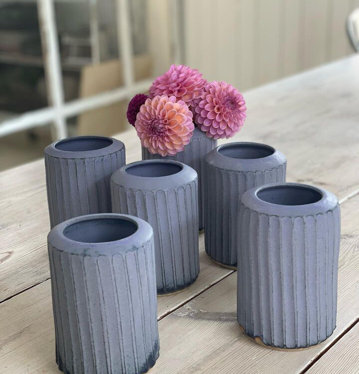 Keramikvase mit Rillen in blau